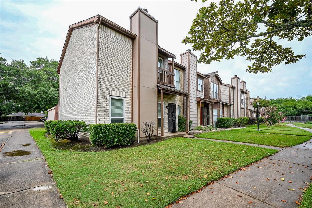 12300 Brookglade Cir in Houston, TX - Building Photo