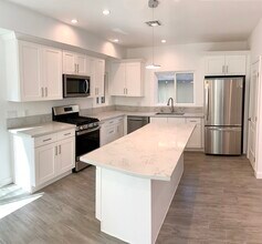 2219 Glendon Ave in Los Angeles, CA - Foto de edificio - Building Photo