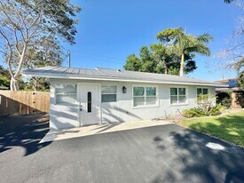 1177 N Alhambra Cir in Naples, FL - Building Photo