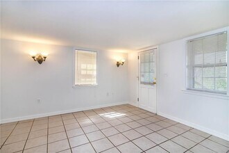 583 N Assembly Dr in Fayetteville, AR - Foto de edificio - Building Photo