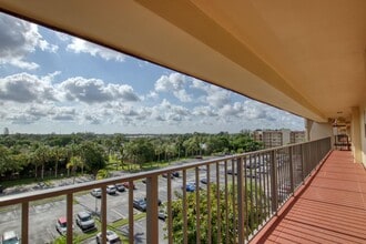 3590 Via Poinciana in Greenacres, FL - Foto de edificio - Building Photo