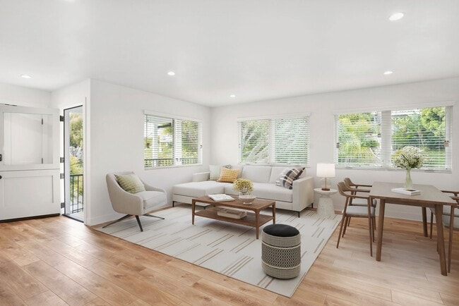 320 Catalina Dr in Newport Beach, CA - Building Photo - Building Photo