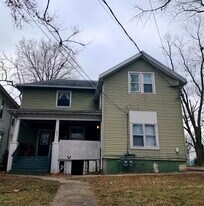 820 W Washington St in Bloomington, IL - Building Photo