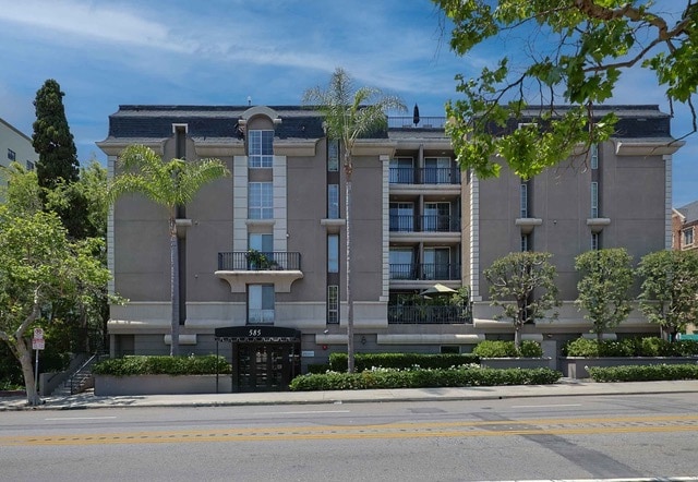property at 585 N Rossmore Ave