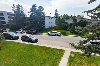 Westbrook Mallside Apartments in Calgary, AB - Building Photo - Building Photo