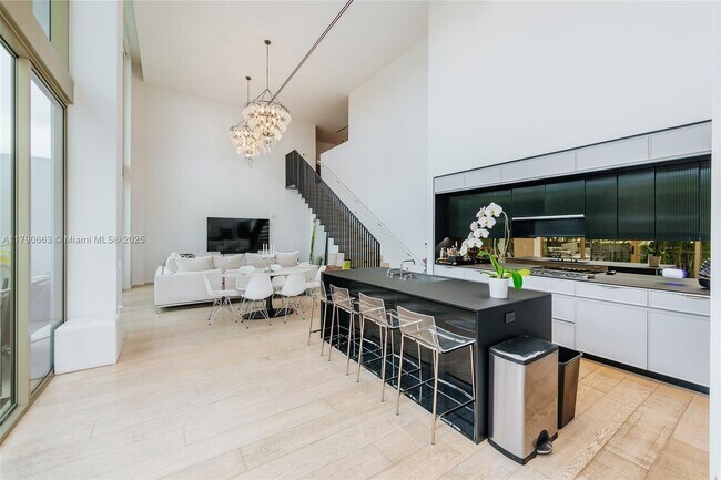 300 Collins Ave in Miami Beach, FL - Building Photo - Building Photo