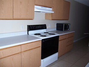 40 E 10th St in St. Cloud, FL - Foto de edificio - Building Photo