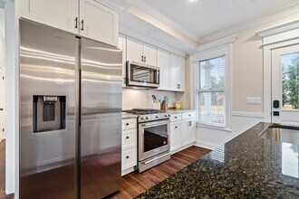 16 Lincoln Ave, Unit #2 in Pittsford, NY - Foto de edificio - Building Photo