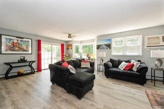 341 Pin Oak Ln in Westbury, NY - Building Photo - Building Photo