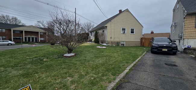 35 Universal Ave in Woodbridge Township, NJ - Building Photo - Building Photo
