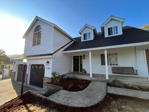 2143 SE Douglas Ave, Unit Main House in Roseburg, OR - Foto de edificio - Building Photo
