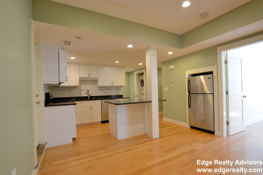 2025 Commonwealth Ave, Unit 1 in Boston, MA - Building Photo