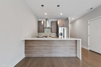 2740 W Chicago Ave, Unit 2 in Chicago, IL - Foto de edificio - Building Photo