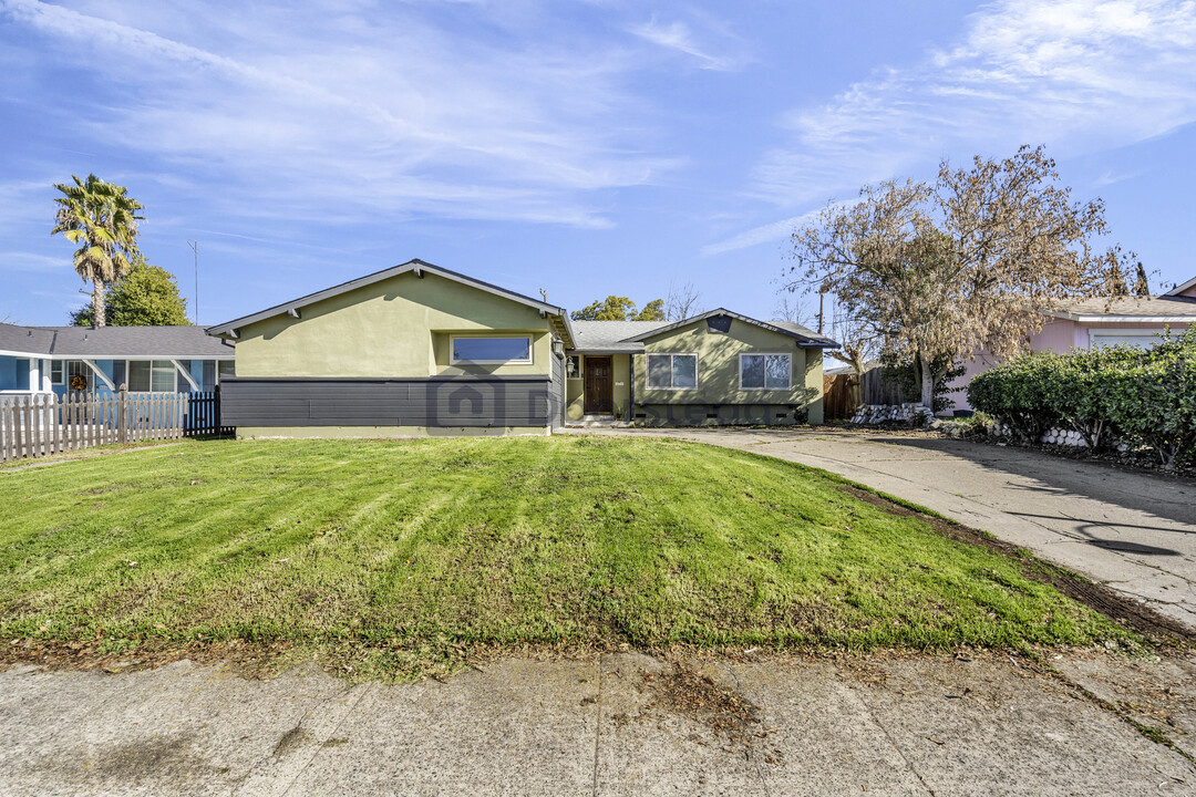 2233 Babette Way in Sacramento, CA - Building Photo