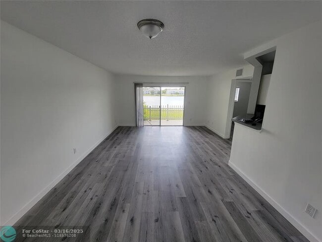 3465 NW 44th St in Lauderdale Lakes, FL - Foto de edificio - Building Photo