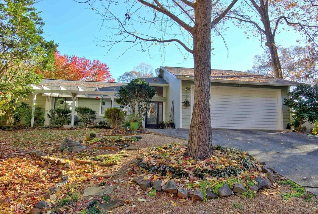 203 Raintree Bend in Peachtree City, GA - Building Photo