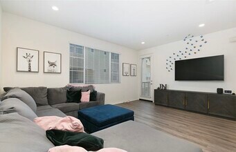 931 E Drapery Ln in Anaheim, CA - Building Photo - Building Photo