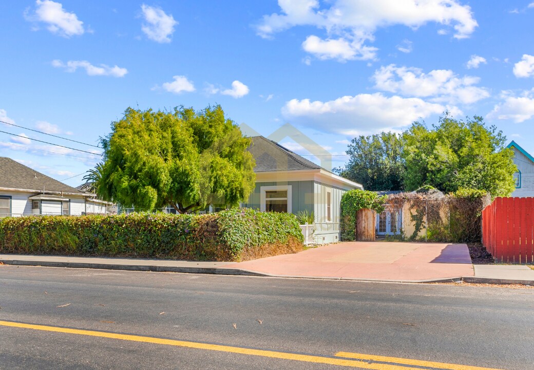 414 W Walnut Ave in Lompoc, CA - Building Photo