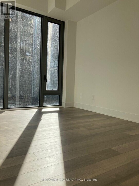 8 Cumberland St in Toronto, ON - Building Photo