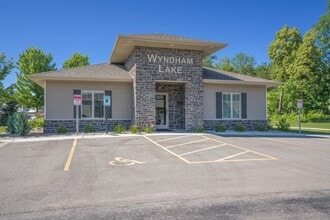 Wyndham Lake Villas in Green Bay, WI - Foto de edificio - Building Photo