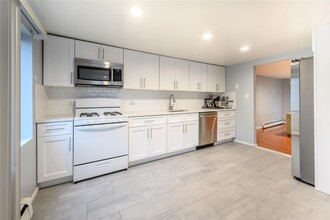 97 Graywood Rd in Port Washington, NY - Building Photo - Building Photo