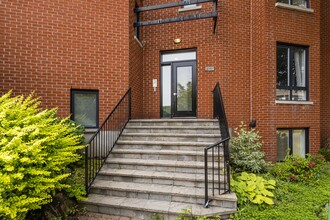 14 Bates Ch in Outremont, QC - Building Photo - Building Photo