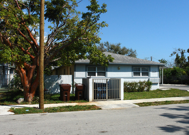 2435 Pierce St in Hollywood, FL - Building Photo - Building Photo