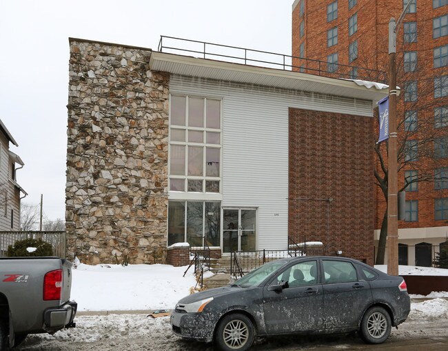 Howell Apartments in Milwaukee, WI - Foto de edificio - Building Photo