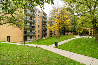 Castlegrove Apartments in London, ON - Building Photo - Building Photo