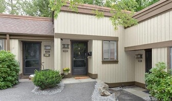 994 Heritage Vlg in Southbury, CT - Building Photo