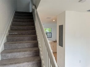 607 NE 208th Terrace in Miami, FL - Foto de edificio - Building Photo
