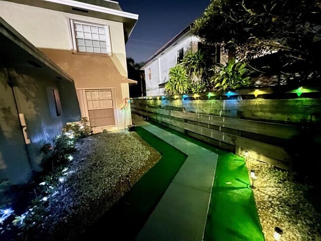 1121-1123 N Andrews Ave