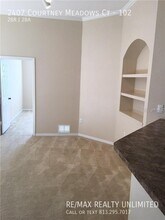 2407 Courtney Meadows Ct in Tampa, FL - Building Photo - Building Photo