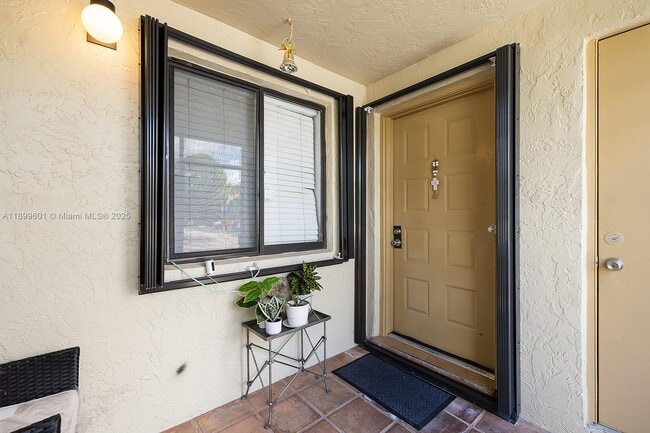 428 Lakeview Dr in Weston, FL - Building Photo - Building Photo