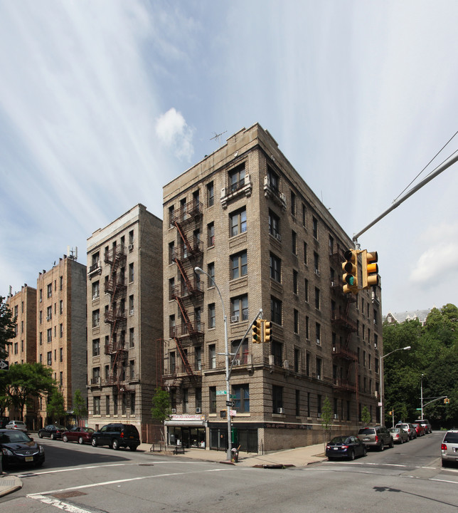 574 St Nicholas Ave in New York, NY - Building Photo