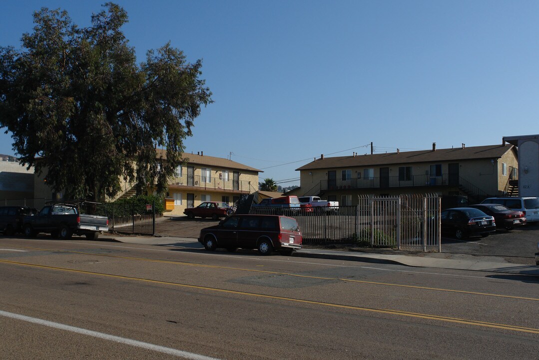 835 Grand Ave in Spring Valley, CA - Foto de edificio