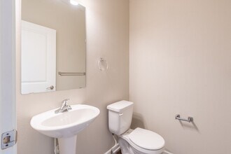 6937 Daniel Defoe Dr in Johnston, IA - Building Photo - Building Photo
