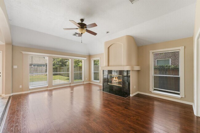 6803 Rhodes Ct in Missouri City, TX - Foto de edificio - Building Photo