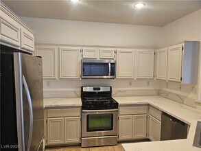 2266 Surrey Meadows Ave in Henderson, NV - Building Photo - Building Photo