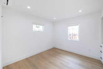 24332 Chestnut St Newhall, CA 91321 in Santa Clarita, CA - Foto de edificio - Building Photo