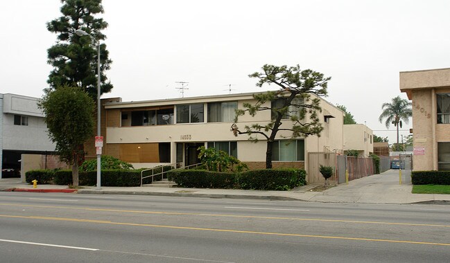14033 Sherman Way in Van Nuys, CA - Foto de edificio - Building Photo