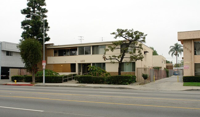 14033 Sherman Way in Van Nuys, CA - Building Photo - Building Photo