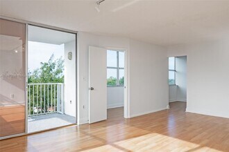 1300 NE Miami Gardens Dr in North Miami Beach, FL - Building Photo - Building Photo