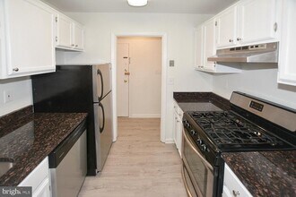 3874 Lyndhurst Dr, Unit 202 in Fairfax, VA - Foto de edificio - Building Photo