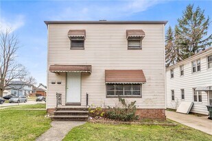 9206 Garfield Blvd in Garfield Heights, OH - Building Photo