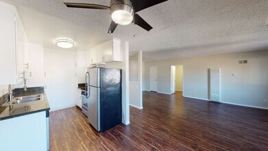 Royal Terrace Apartments in Los Angeles, CA - Building Photo - Interior Photo