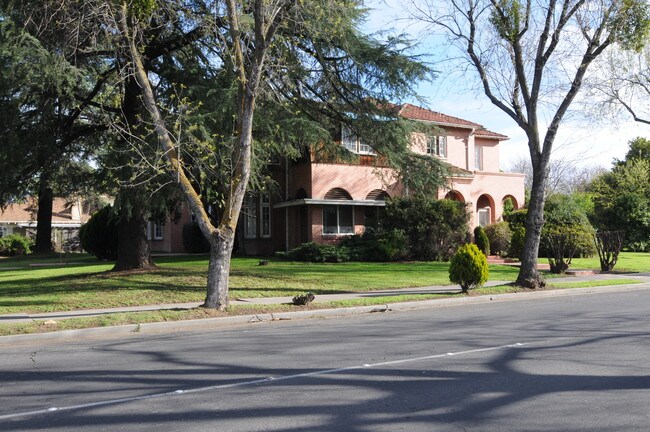 704 N Stockton St in Stockton, CA - Foto de edificio - Building Photo