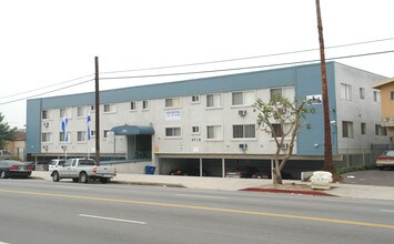 5715 Vineland Ave in North Hollywood, CA - Building Photo - Building Photo