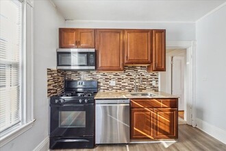 63 Prescott St, Unit 2 in Somerville, MA - Foto de edificio - Building Photo