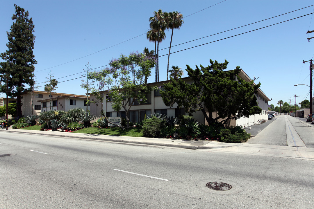 Azusa Grande Apartments in West Covina, CA - Building Photo